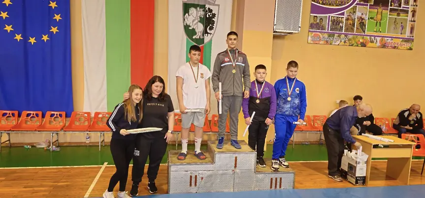 Злато и бронз за най-малките борци на Сливен