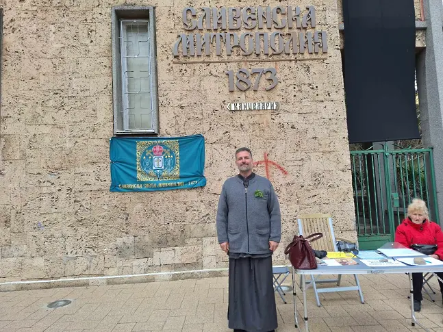 Продължава гладната стачка на отец Иван пред Сливенската митрополия