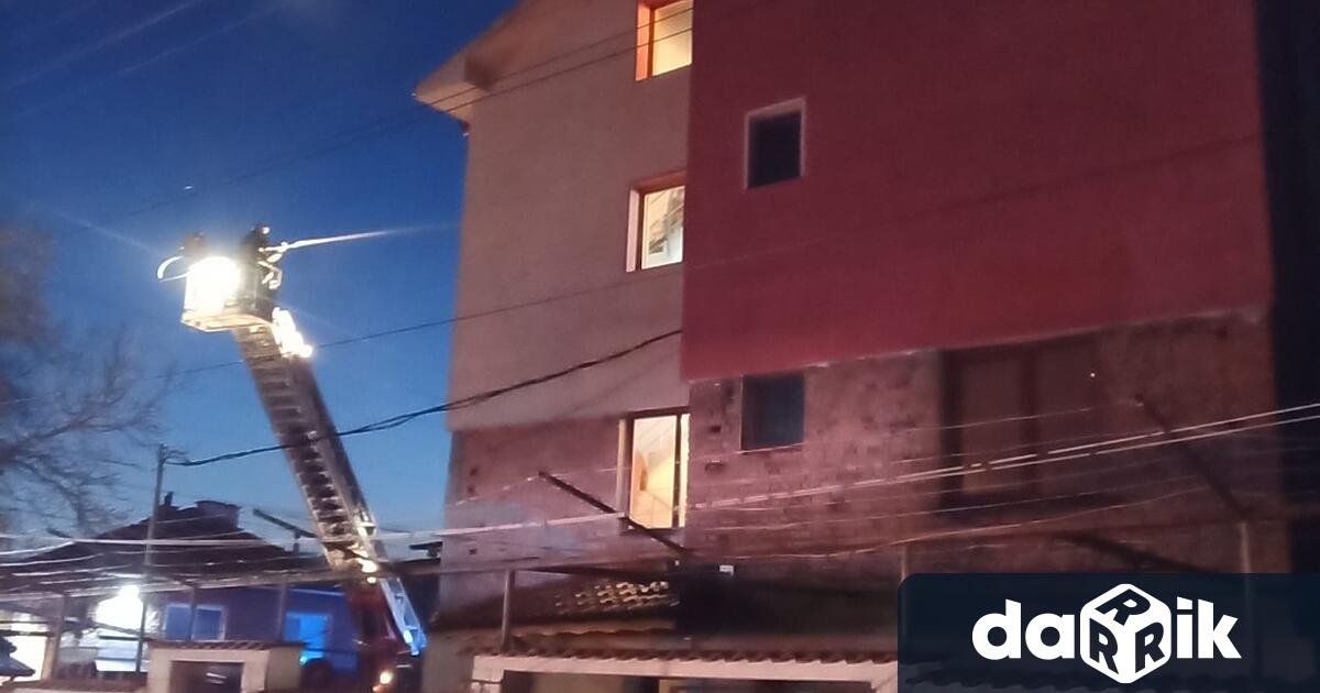 Неизправна камина предизвика пожар в 4-ри етажна къща в пловдивското