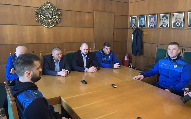 Кметът д-р Валентин Христов и председателят на ОбС доц. д-р Иван Малкодански поздравиха екипа на БК „Спартак“ – Плевен