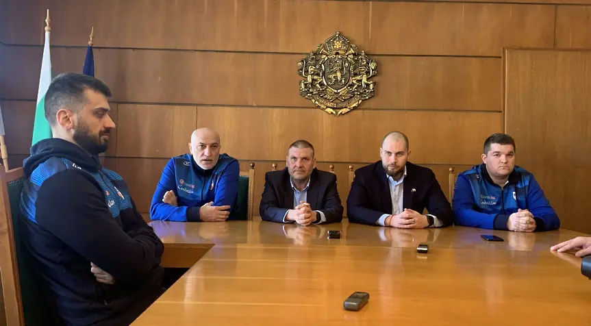 Кметът д-р Валентин Христов и председателят на ОбС доц. д-р Иван Малкодански поздравиха екипа на БК „Спартак“ – Плевен