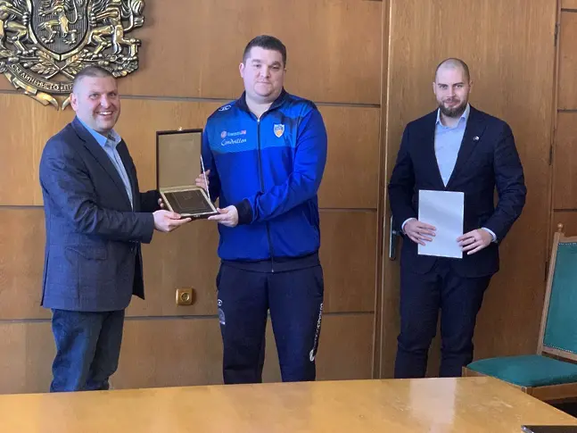 Кметът д-р Валентин Христов и председателят на ОбС доц. д-р Иван Малкодански поздравиха екипа на БК „Спартак“ – Плевен