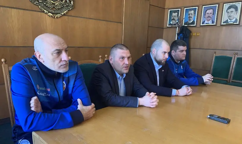 Кметът д-р Валентин Христов и председателят на ОбС доц. д-р Иван Малкодански поздравиха екипа на БК „Спартак“ – Плевен