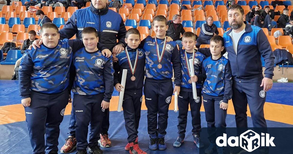 Общо 12 медала спечелихатрите бургаски клуба по борба на Държавното