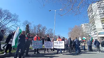 Коцев се срещна с протестиращи рибари, ще мисли за искана от тях оставка