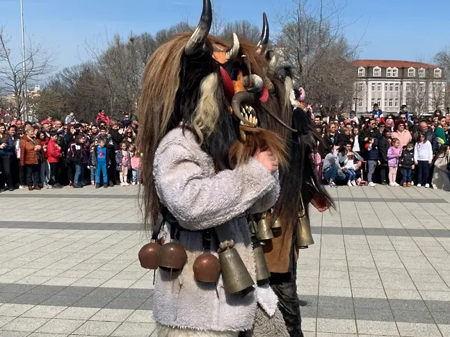 С пищен „Кукеров хоровод`2024“ в Плевен отбелязаха Сирни заговезни/ВИДЕО-СНИМКИ/