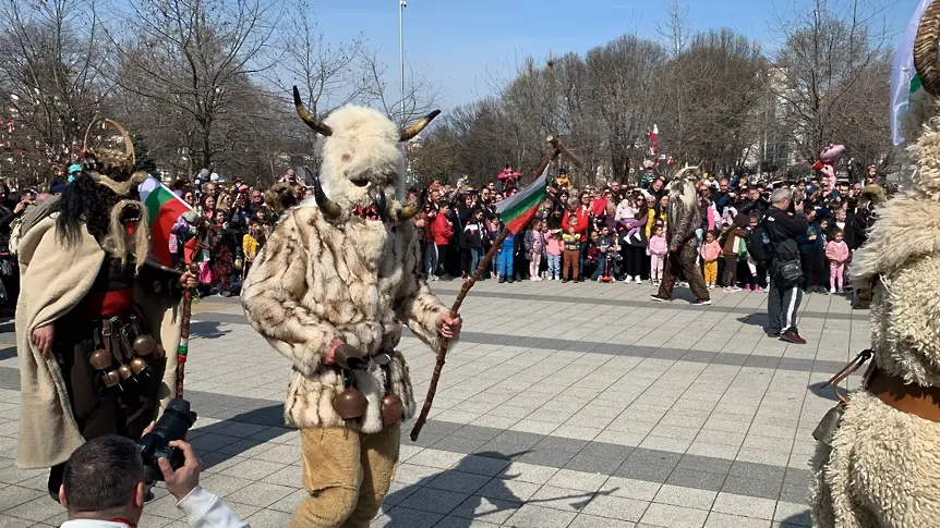 С пищен „Кукеров хоровод`2024“ в Плевен отбелязаха Сирни заговезни/ВИДЕО-СНИМКИ/