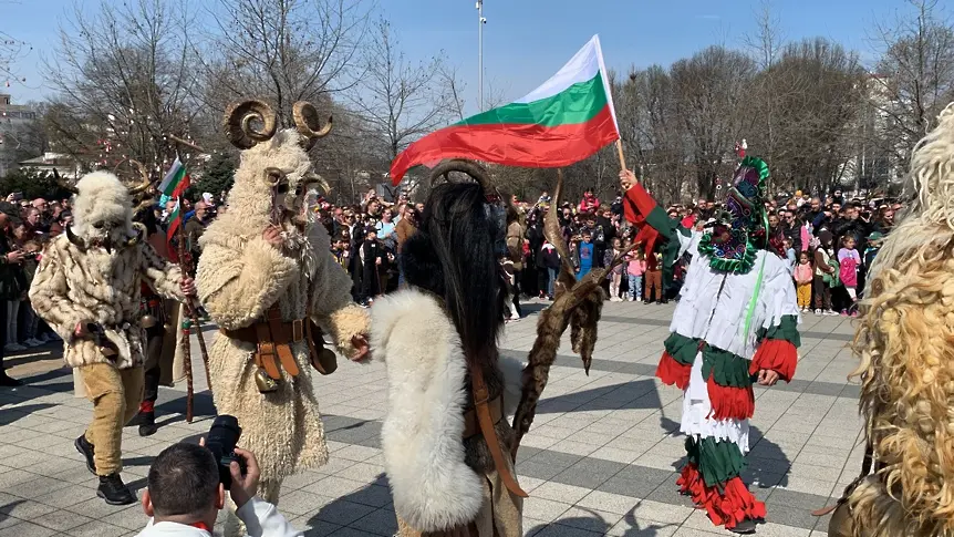 С пищен „Кукеров хоровод`2024“ в Плевен отбелязаха Сирни заговезни/ВИДЕО-СНИМКИ/