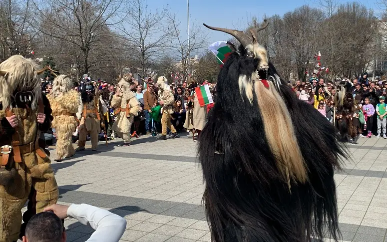 С пищен „Кукеров хоровод`2024“ в Плевен отбелязаха Сирни заговезни/ВИДЕО-СНИМКИ/