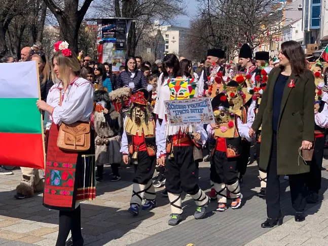 С пищен „Кукеров хоровод`2024“ в Плевен отбелязаха Сирни заговезни/ВИДЕО-СНИМКИ/