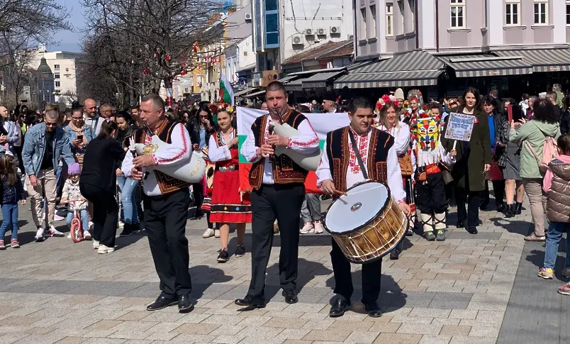 С пищен „Кукеров хоровод`2024“ в Плевен отбелязаха Сирни заговезни/ВИДЕО-СНИМКИ/