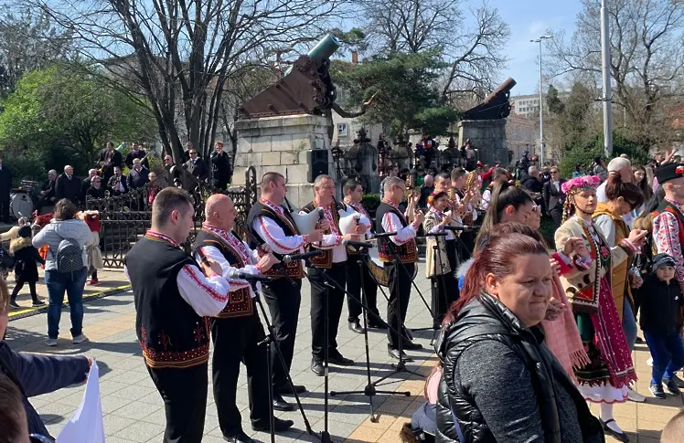 С пищен „Кукеров хоровод`2024“ в Плевен отбелязаха Сирни заговезни/ВИДЕО-СНИМКИ/