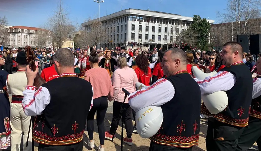 С пищен „Кукеров хоровод`2024“ в Плевен отбелязаха Сирни заговезни/ВИДЕО-СНИМКИ/