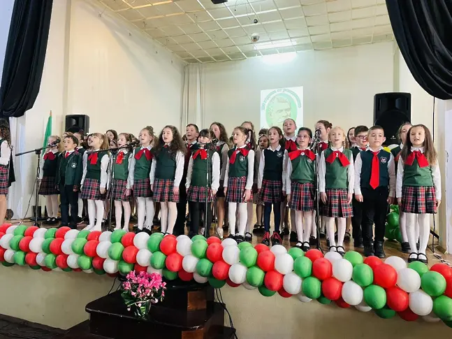 Училище „Иванчо Младенов“ отбелязва патронния си празник