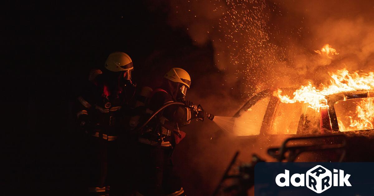 Пожар опустоши самосвал Мерцедес и товарен автомобил Ивеко в района