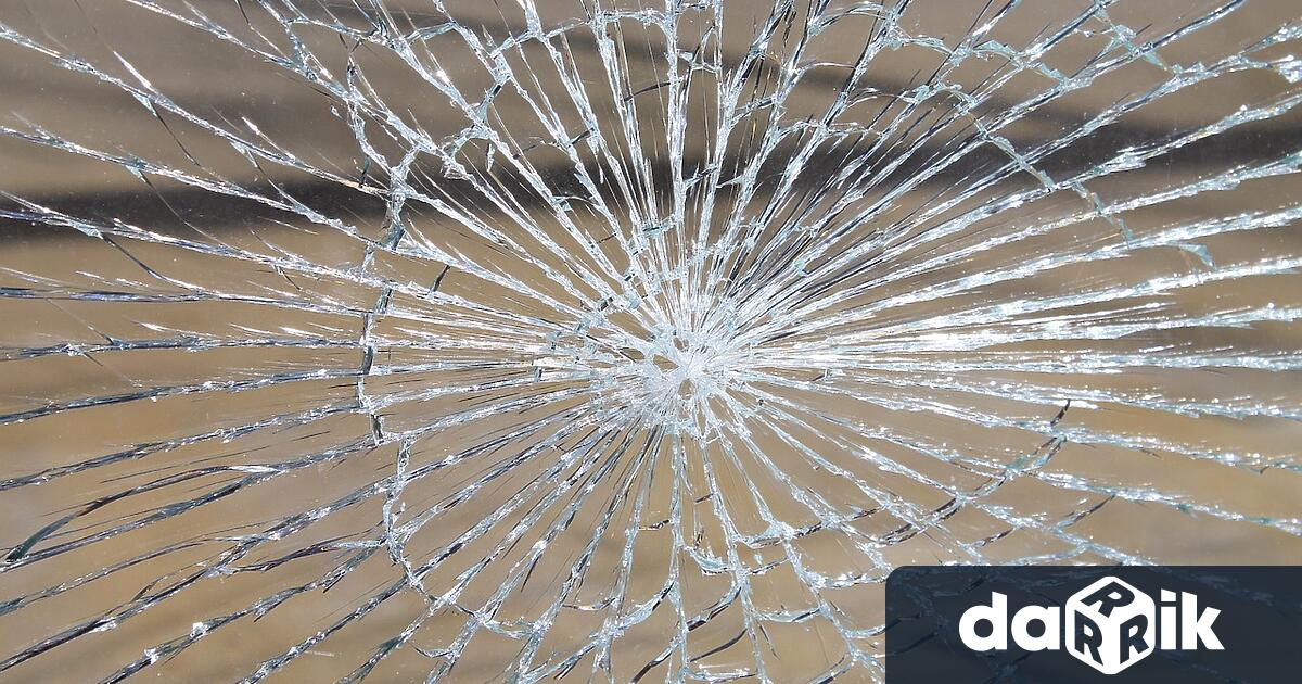 Полицията в Бургас разкри 13 годишно момче счупило предното стъкло на