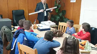 Горските служители от ДГС Белоградчик  се срещнаха с първокласници от НУ „Васил Левски“ 