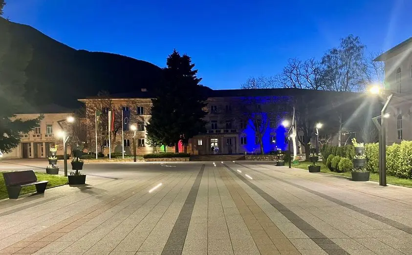 Сградата на Община Враца беше осветена в цветовете на българското знаме и на НАТО