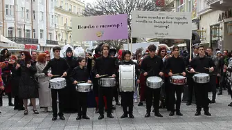 С мащабно театрално шествие в Пловдив бе открит новия площад „Театрален“ (снимки)