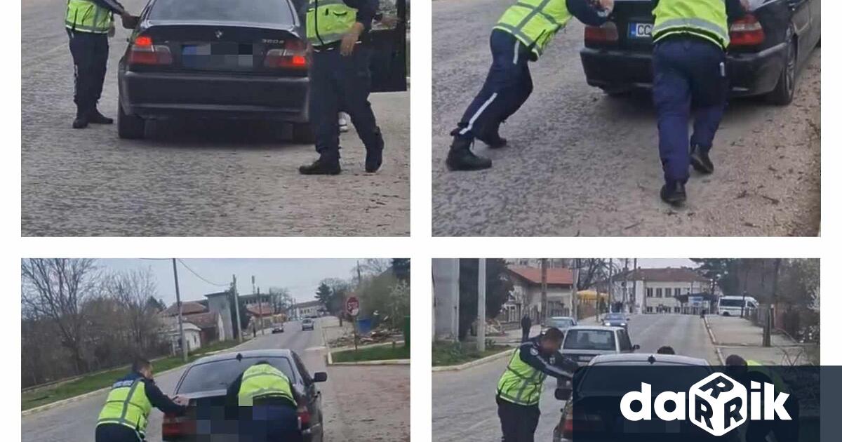 Тутракански полицаи помагат на закъсал гражданин. Респект!“ – така е