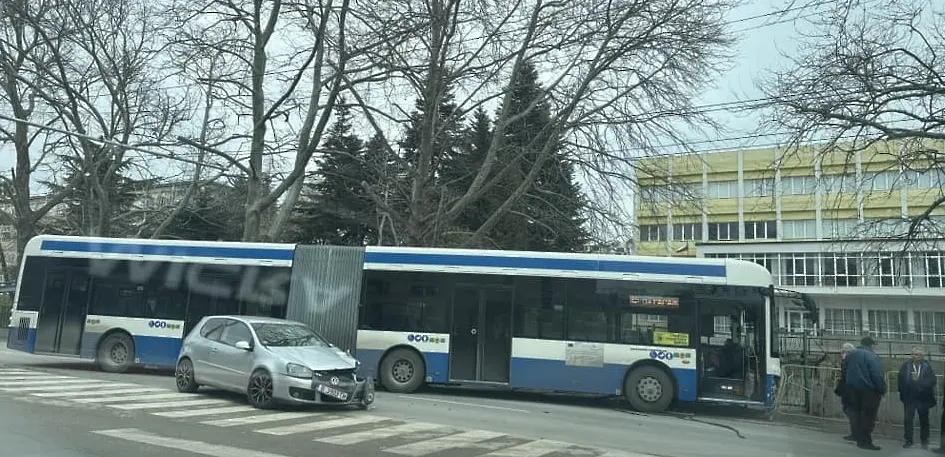 Автобус за заби в ограда на училище край спирка във Варна