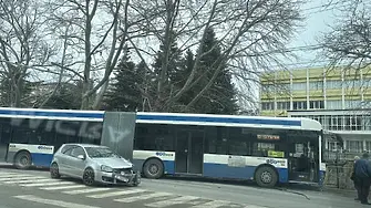 Автобус за заби в ограда на училище край спирка във Варна