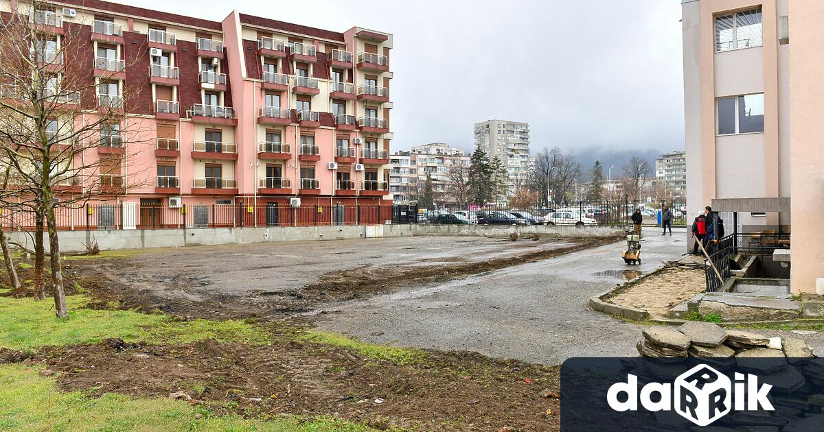 Община Сливен предприе ремонт на двора на Спортно училище Димитър