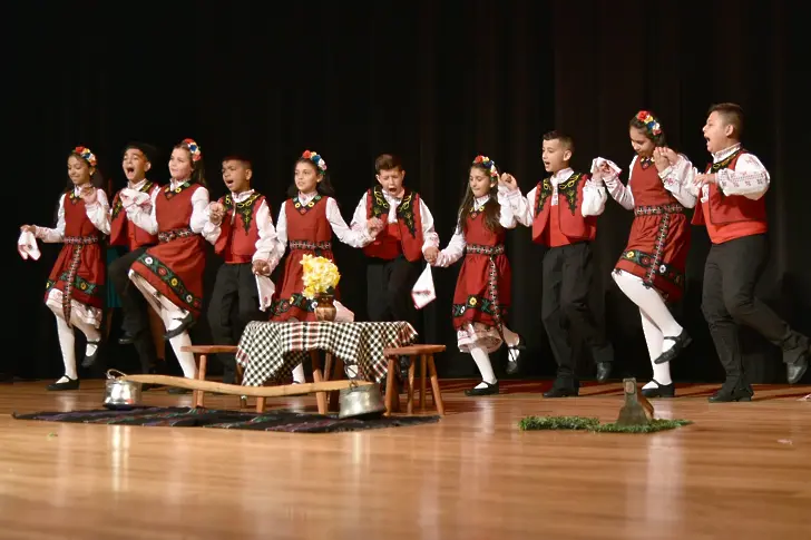 Ученици представиха важните дати в календара на първия празник „Преглед на изкуствата“