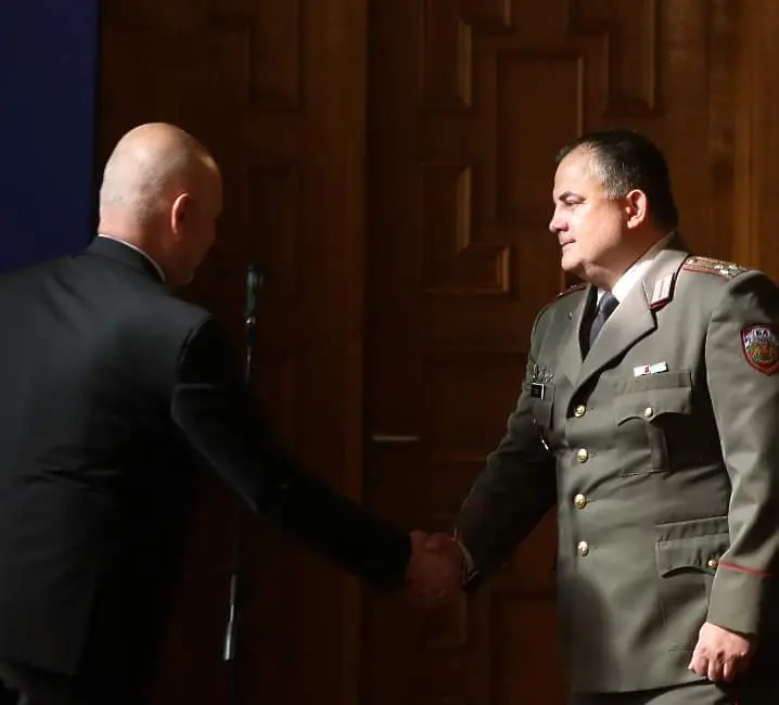 Министърът на отбраната Тодор Тагарев награди военнослужещите от 101-ви Алпийски полк, които спасиха бедстващи хора в Родопите