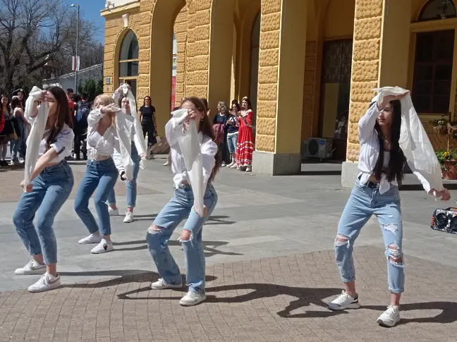 Езиковата гимназия с карнавал по Ларгото в Сливен