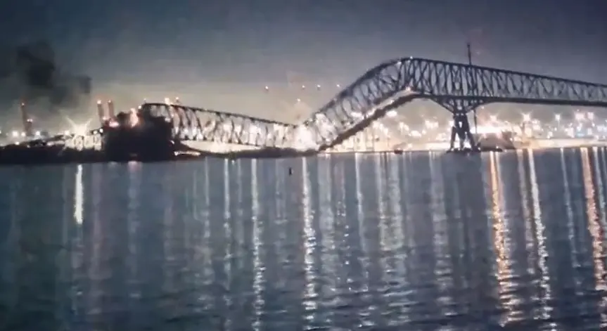 Товарен кораб се блъсна и събори мост в Балтимор