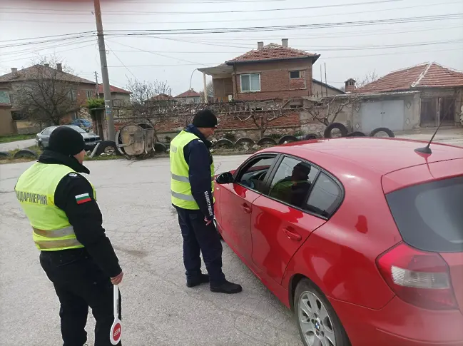 Задържаха 16 души при полицейска спецакция в Пазарджишко