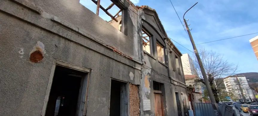 Какво се случва с реставрацията на Караалановото училище в Асеновград?