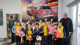 Ученици, част от програмата „Детско полицейско управление“, посетиха Районна служба „Пожарна безопасност и защита на населението“ в Севлиево