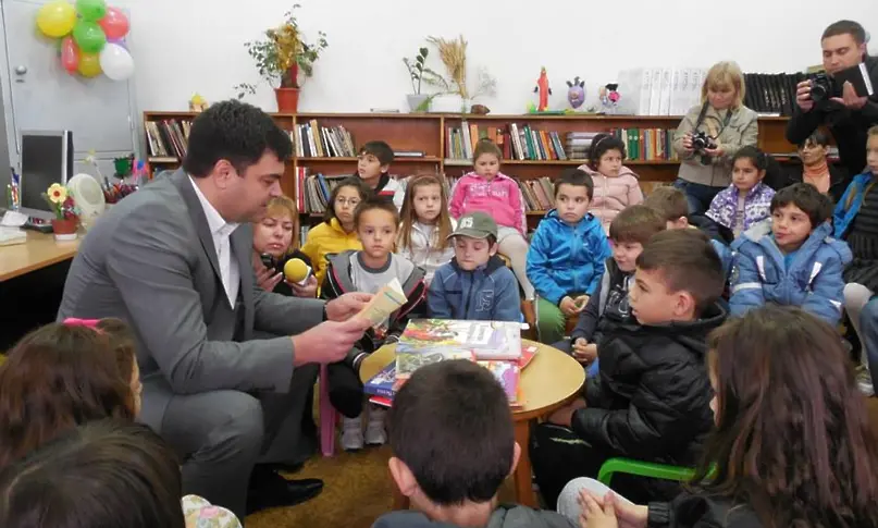 Кметът на Димитровград ще чете приказки на деца