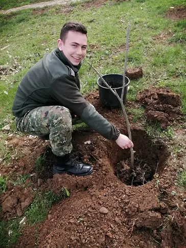 Курсът по екология във ВВВУ Георги Бенковски завърши със засаждане на  албиция