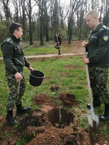 Курсът по екология във ВВВУ Георги Бенковски завърши със засаждане на  албиция