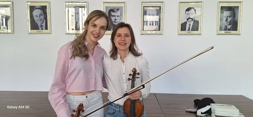 Мила Георгиева и Зорница Иларионова -  великолепното цигулково дуо свири със Симфониета Враца тази вечер