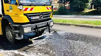 Започнаха да мият улиците във Враца
