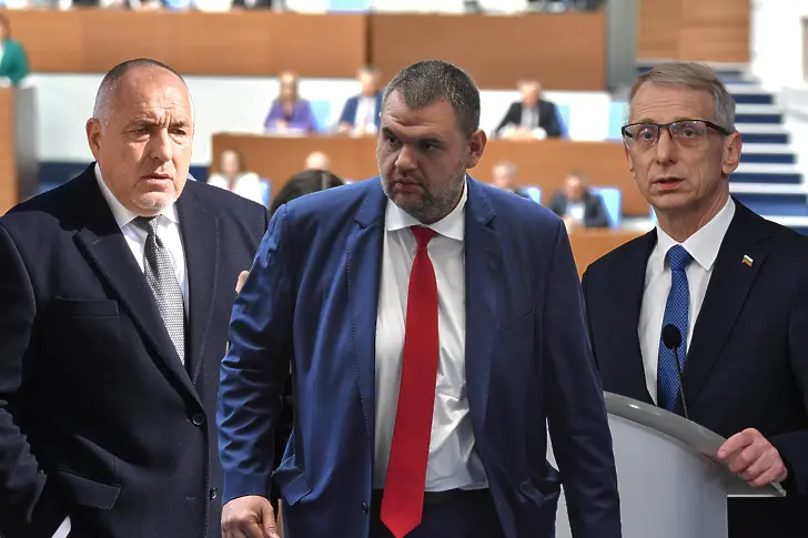 Денков обвини Пеевски, че е „най-голямото зло, което се случва на България”