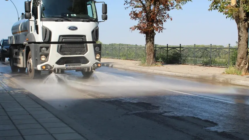 Продължава миенето по график на улици и булеварди в Русе