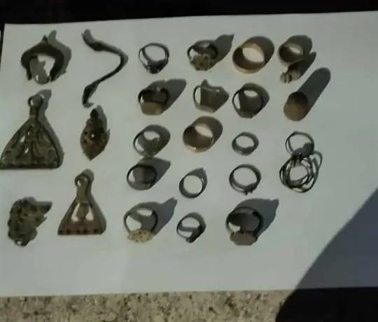 Гранични полицаи от Рудозем откриха над 150 антични предмета, притежавани незаконно от местен жител