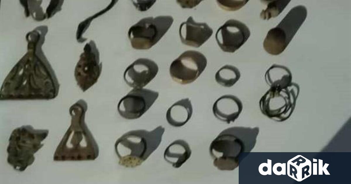Гранични полицаи от ГПУ-Рудозем откриха над 150 антични предмета, притежавани