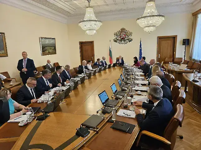 На последното си заседание: Кабинетът „Денков“ вдига заплатите в държавната администрация
