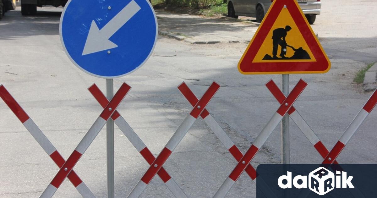 Дейности по изкърпване на асфалтоватанастилка на улиците Тирана Десети декември