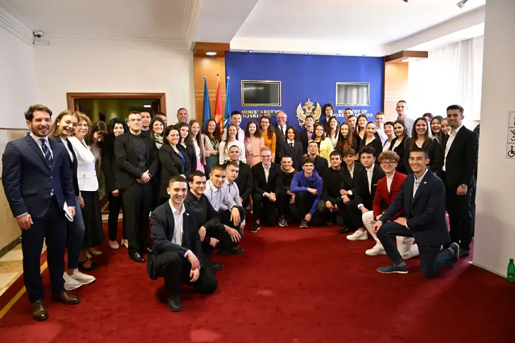 Ученици от Плевен участват във финалния етап от менторската програма „Младежите на България и Черна гора – мост за нови възможности“