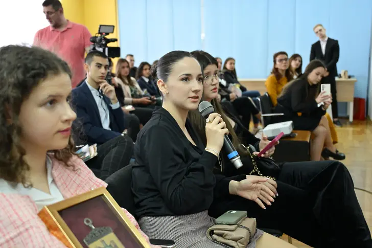 Ученици от Плевен участват във финалния етап от менторската програма „Младежите на България и Черна гора – мост за нови възможности“