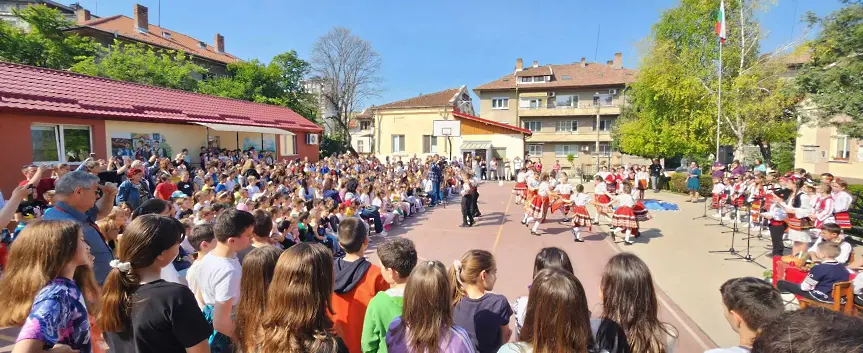 Пореден пъстър пролетен празник проведоха в ИНУ Христо Ботев-Плевен