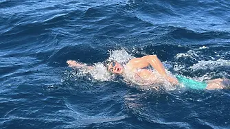 Цанко Цанков преплува проток Кук с рекордно време