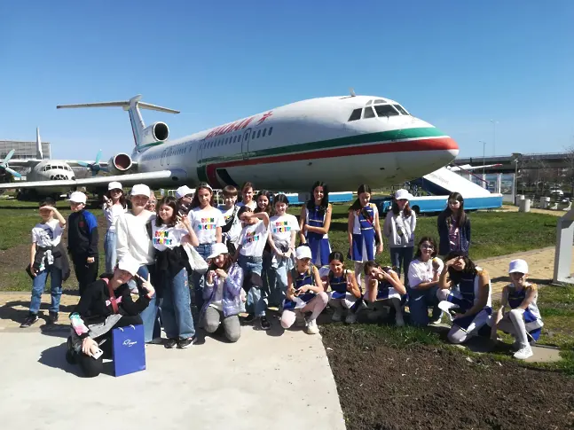 Нови хоризонти в знанието за учениците от ОУ „П.Р. Славейков“ в открит урок за авиацията 